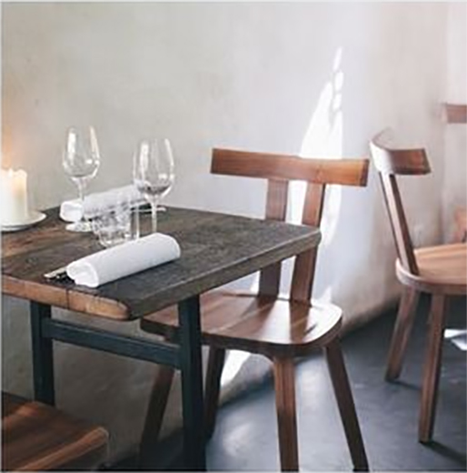 Image d'une table dressée de restaurant