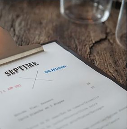 Image d'une table dressée de restaurant